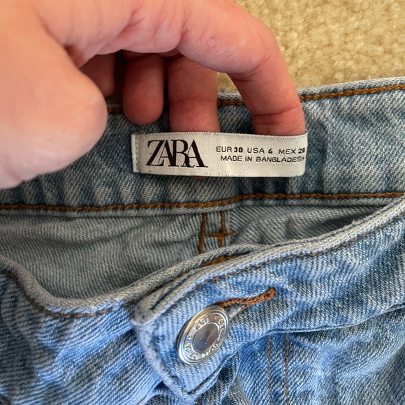 NWOT Zara Women’s Distressed Raw Hem Flare Jeans. Size 6. - Picture 3 of 3